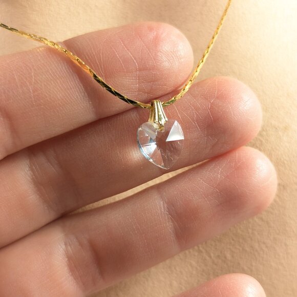 Small crystal heart pendant on gold toned chain, friendship - Picture 6 of 9